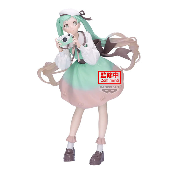 PRE ORDER Hatsune Miku: HOLIDAY MEMORIES FIGURE - Camera Miku