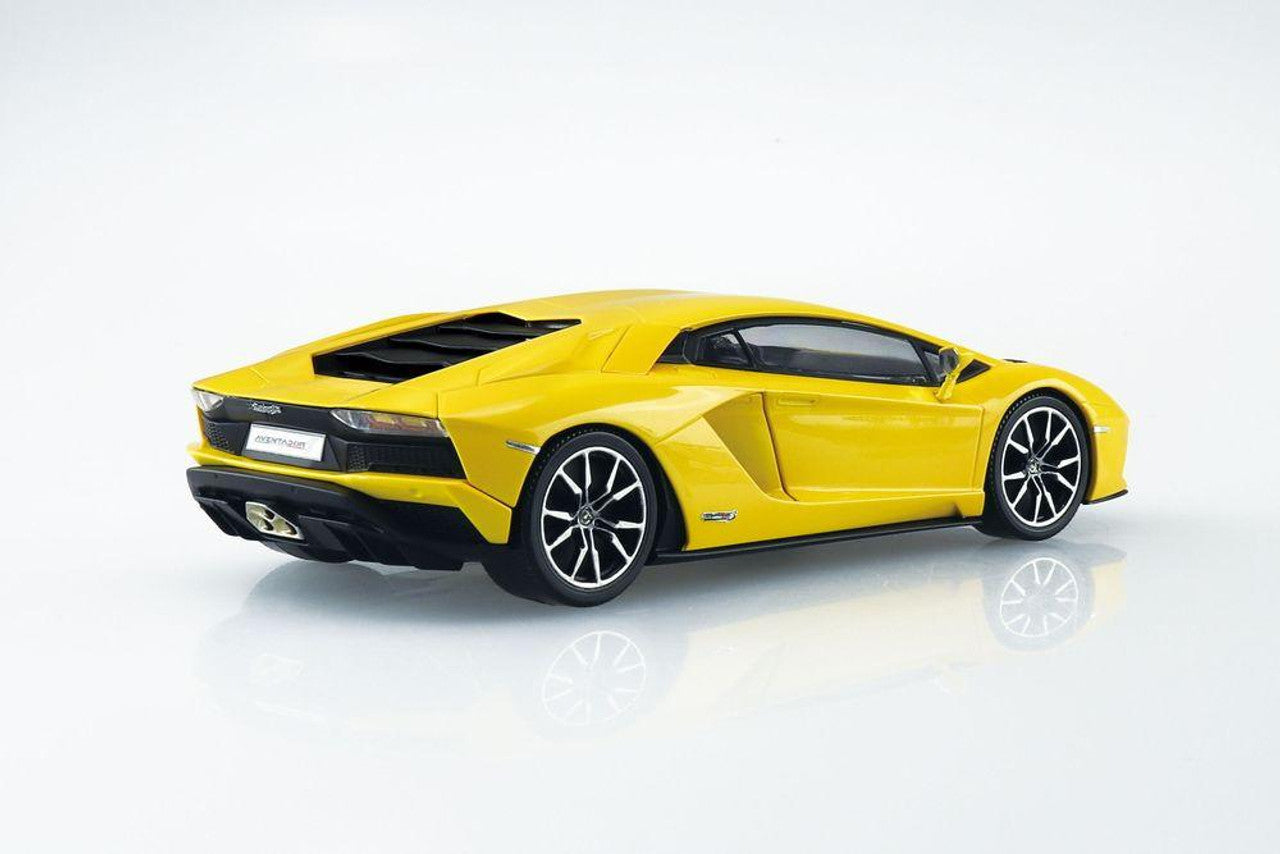 1/32 Lamborghini Aventador S (Pearl Yellow) Plastic Model