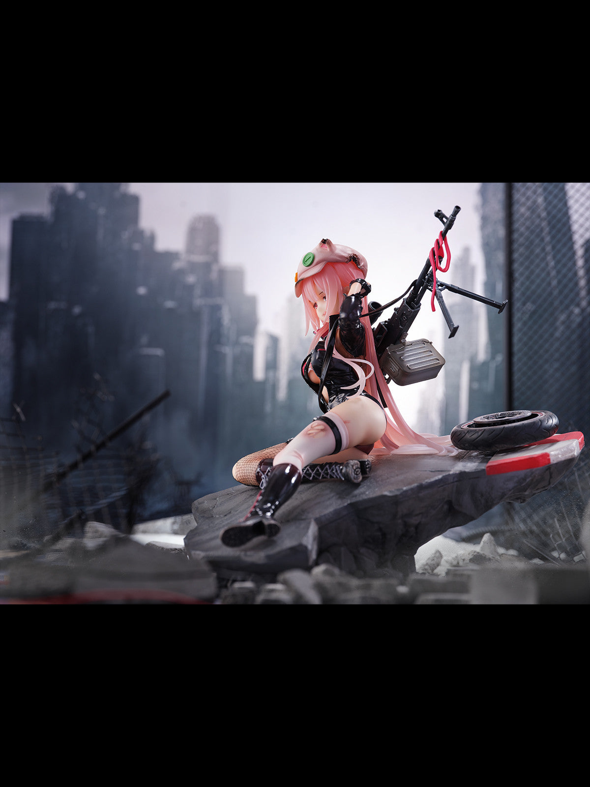 PRE ORDER Girls Frontline: 1/7 SCALE FIGURE - UKM-2000 with Lightning Speed (Heavy Damage Version)