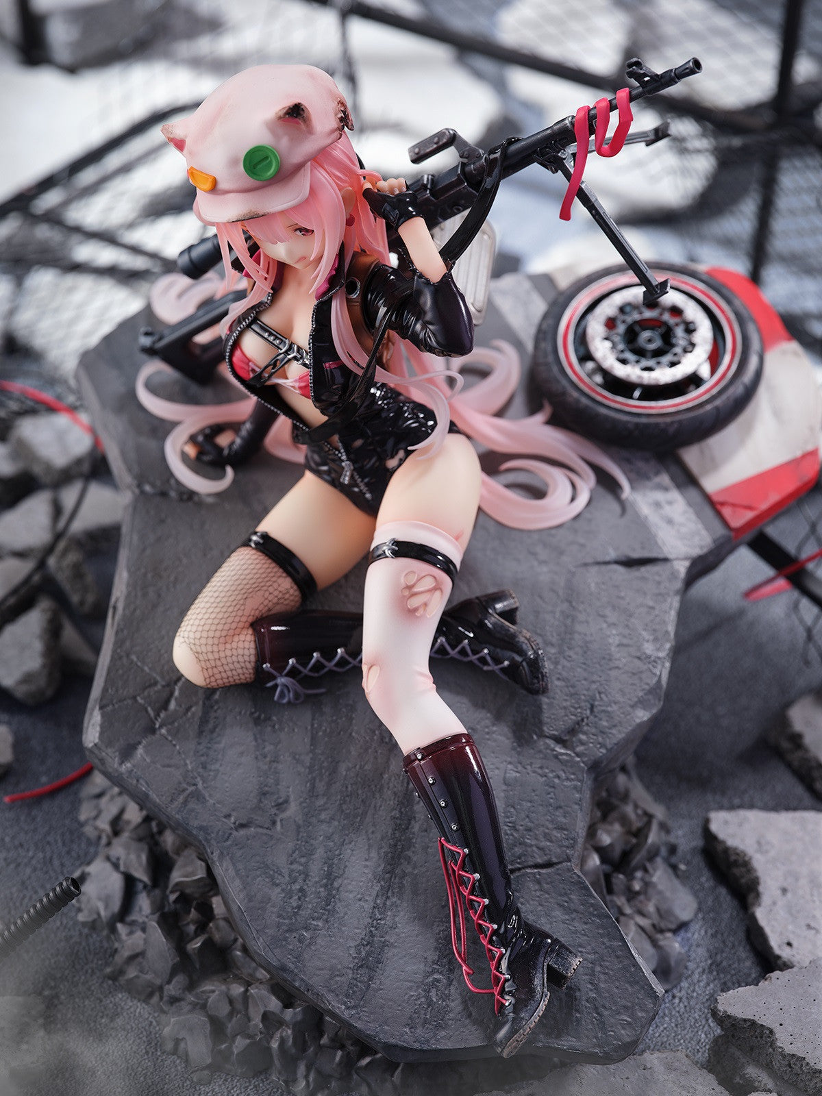 PRE ORDER Girls Frontline: 1/7 SCALE FIGURE - UKM-2000 with Lightning Speed (Heavy Damage Version)