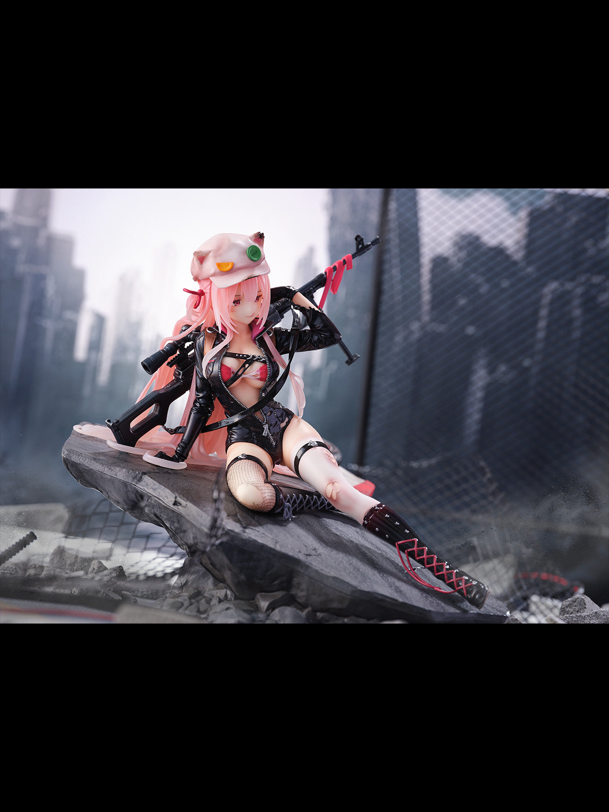 PRE ORDER Girls Frontline: 1/7 SCALE FIGURE - UKM-2000 with Lightning Speed (Heavy Damage Version)