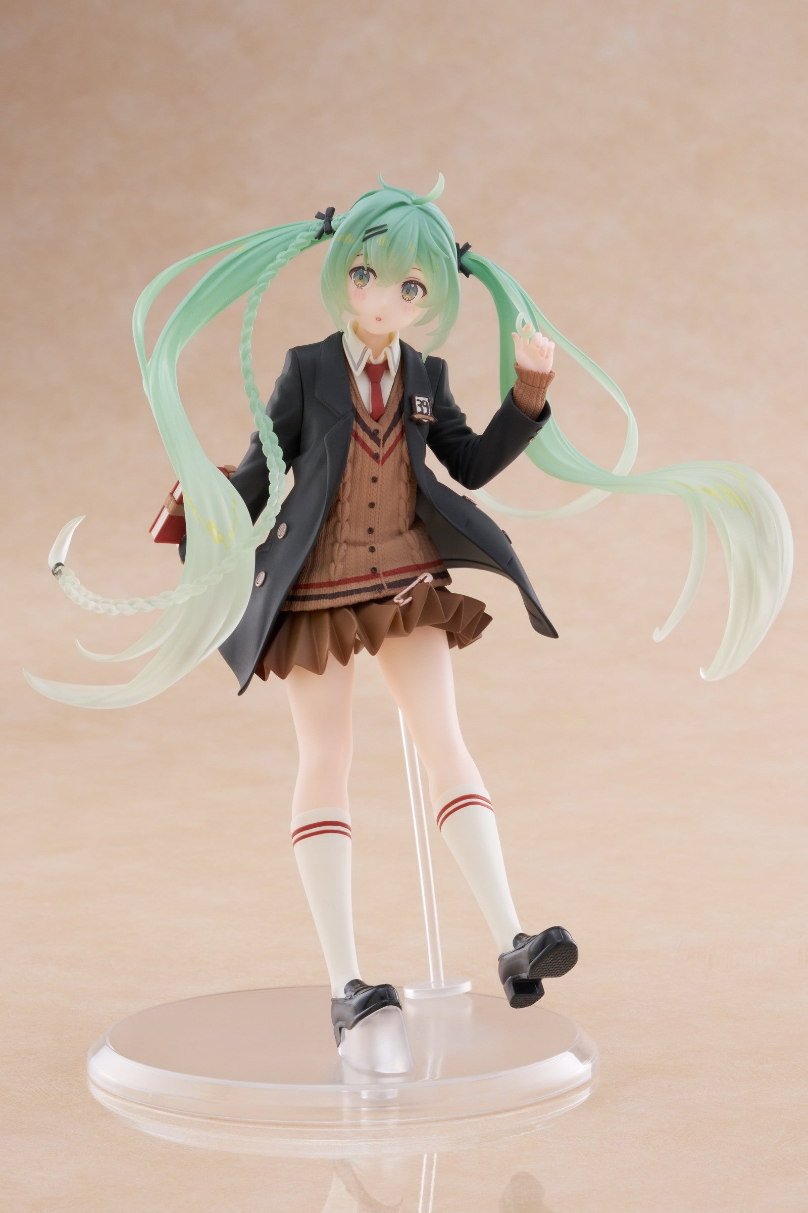 PRE ORDER Hatsune Miku: FASHION FIGURE - Miku (Preppy Version)