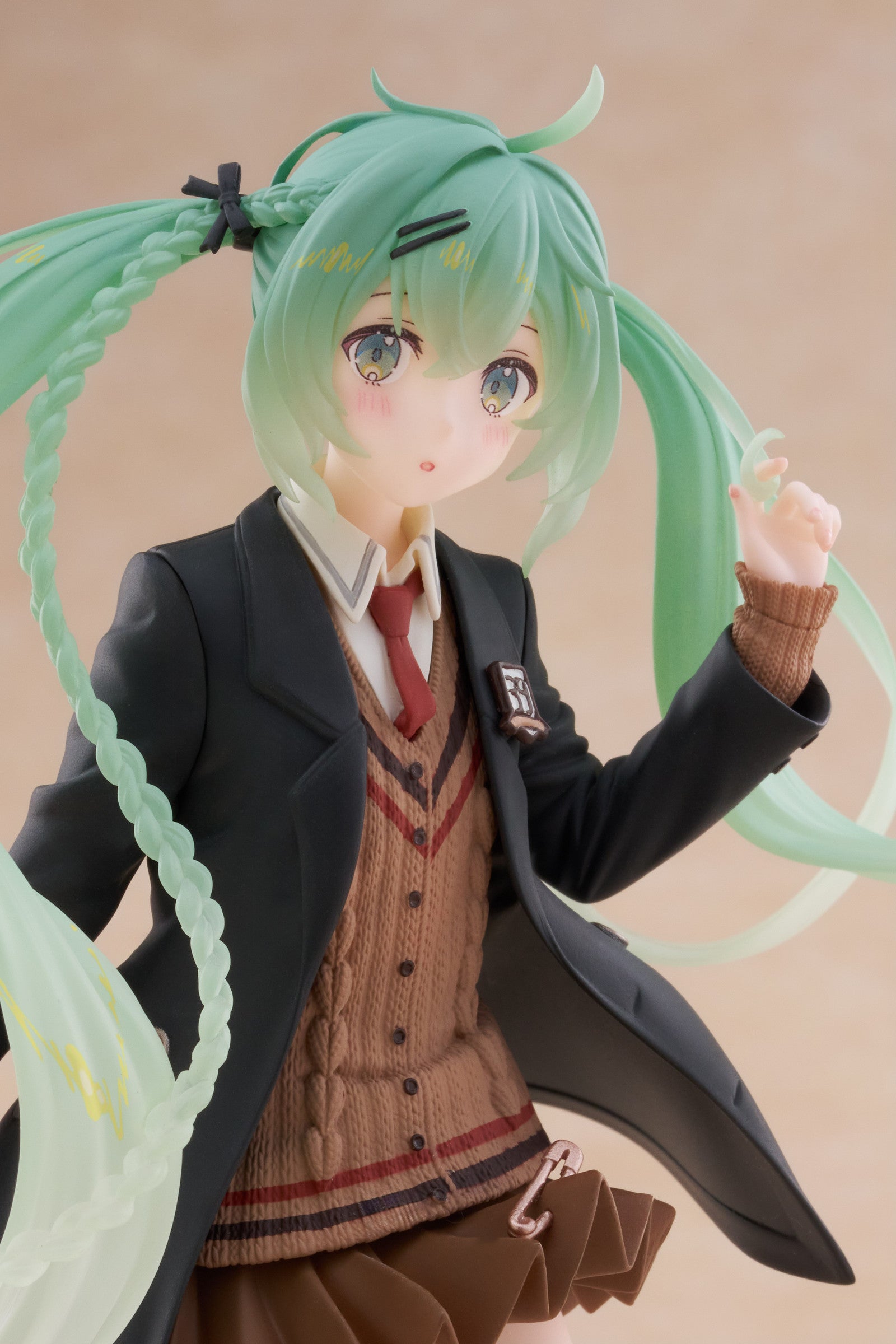PRE ORDER Hatsune Miku: FASHION FIGURE - Miku (Preppy Version)