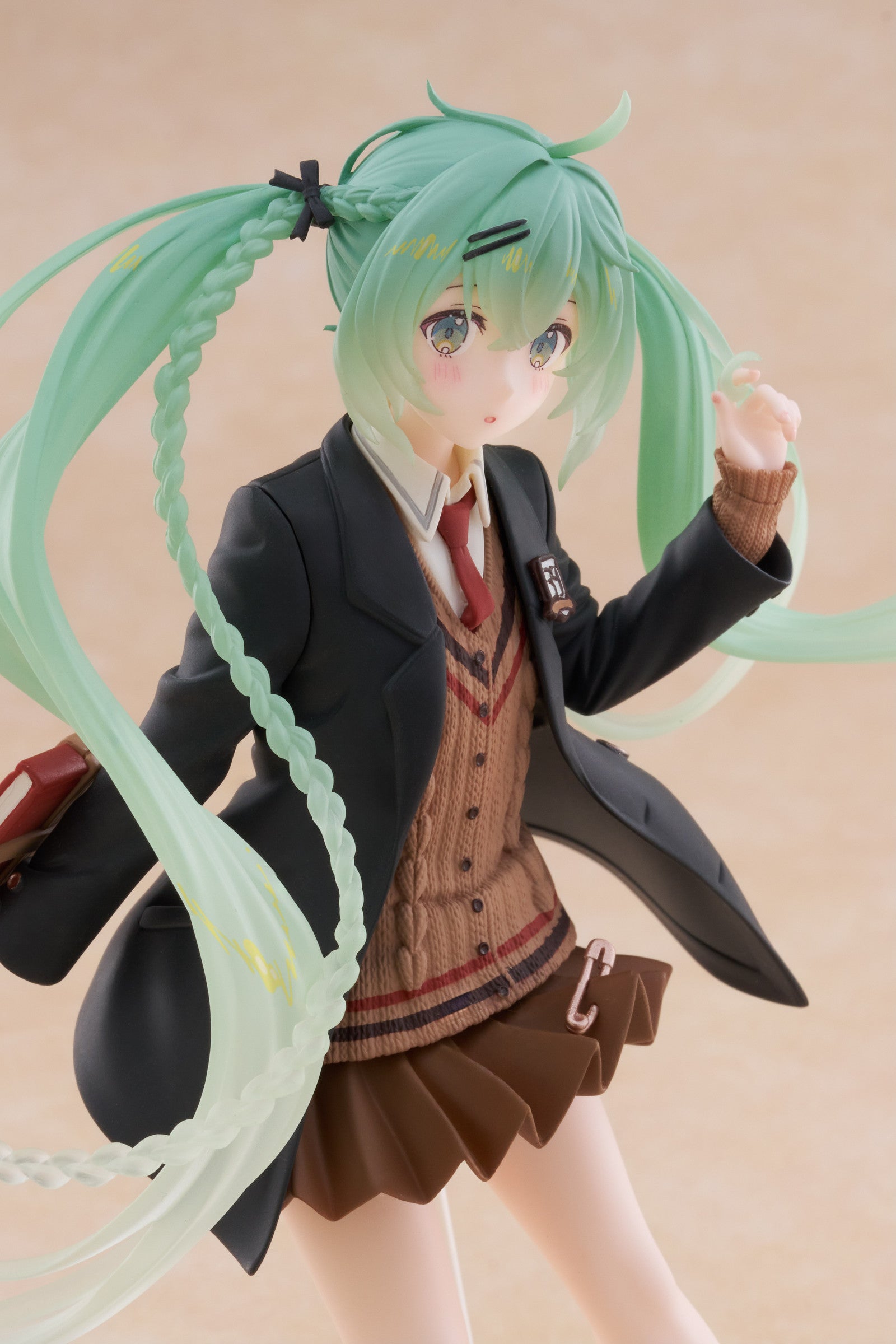 PRE ORDER Hatsune Miku: FASHION FIGURE - Miku (Preppy Version)