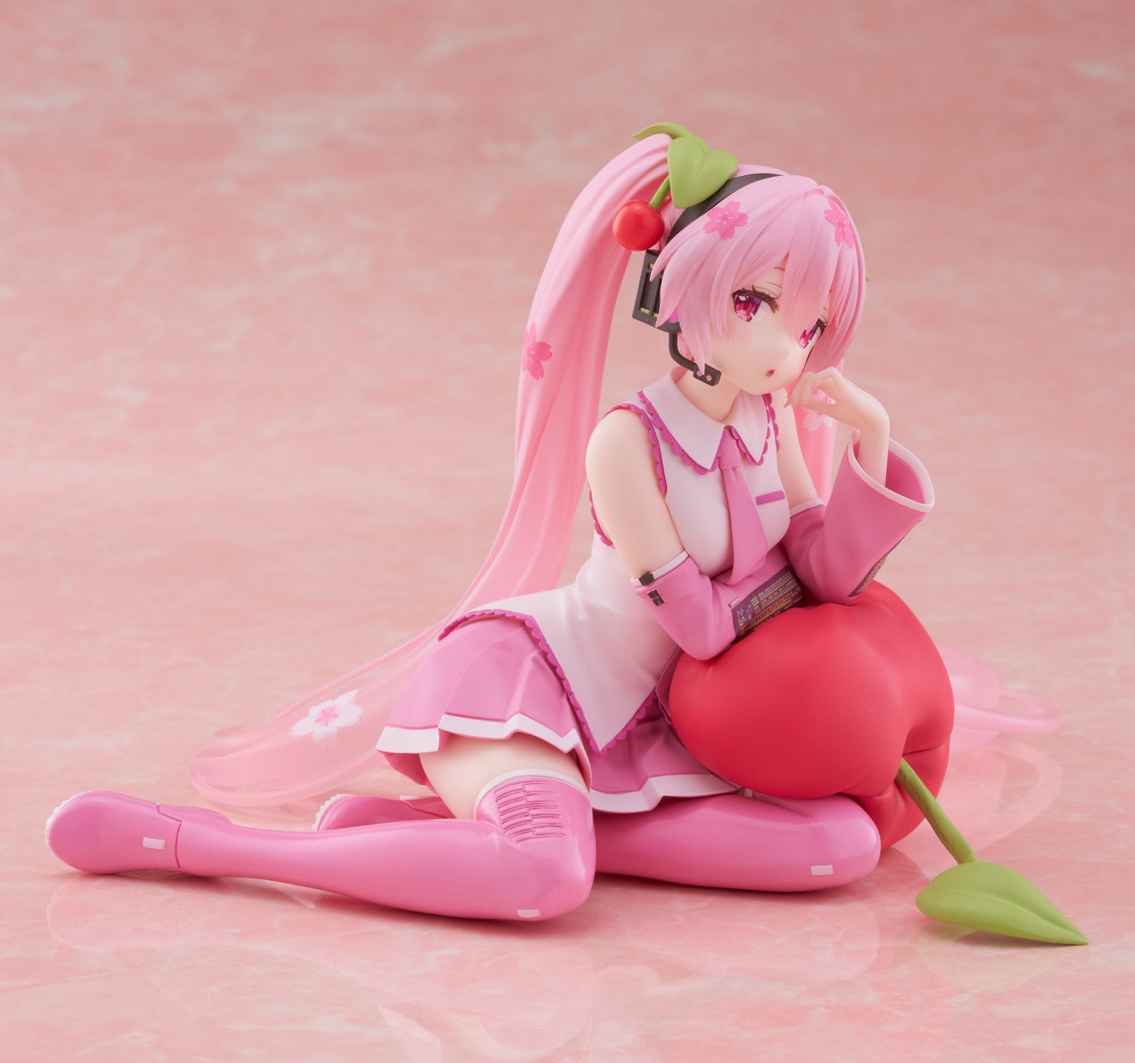 PRE ORDER Hatsune Miku: DESKTOP CUTE FIGURE - Sakura Miku (Cherry Cushion Version)