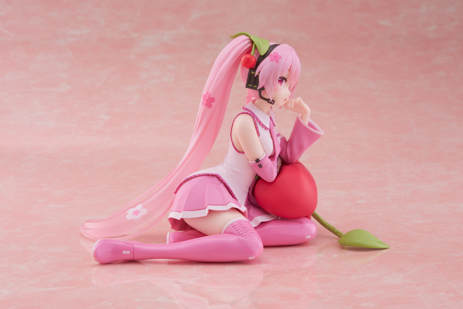 PRE ORDER Hatsune Miku: DESKTOP CUTE FIGURE - Sakura Miku (Cherry Cushion Version)