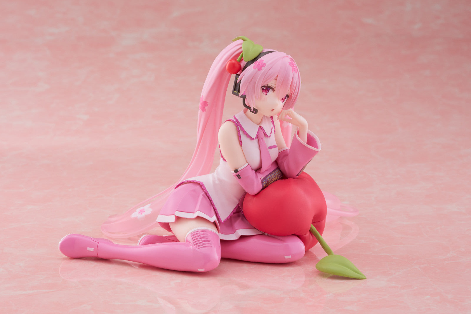 PRE ORDER Hatsune Miku: DESKTOP CUTE FIGURE - Sakura Miku (Cherry Cushion Version)