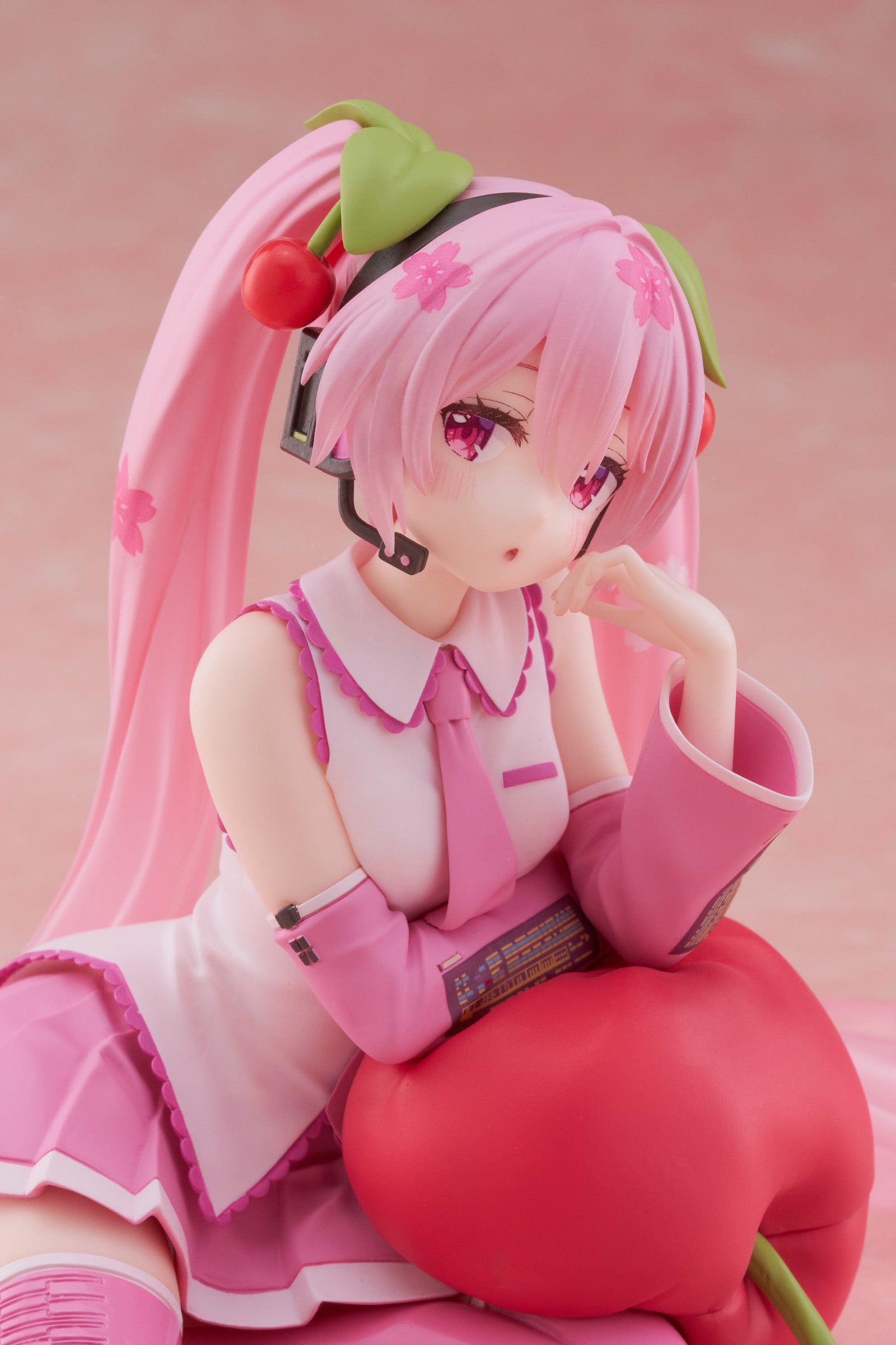 PRE ORDER Hatsune Miku: DESKTOP CUTE FIGURE - Sakura Miku (Cherry Cushion Version)