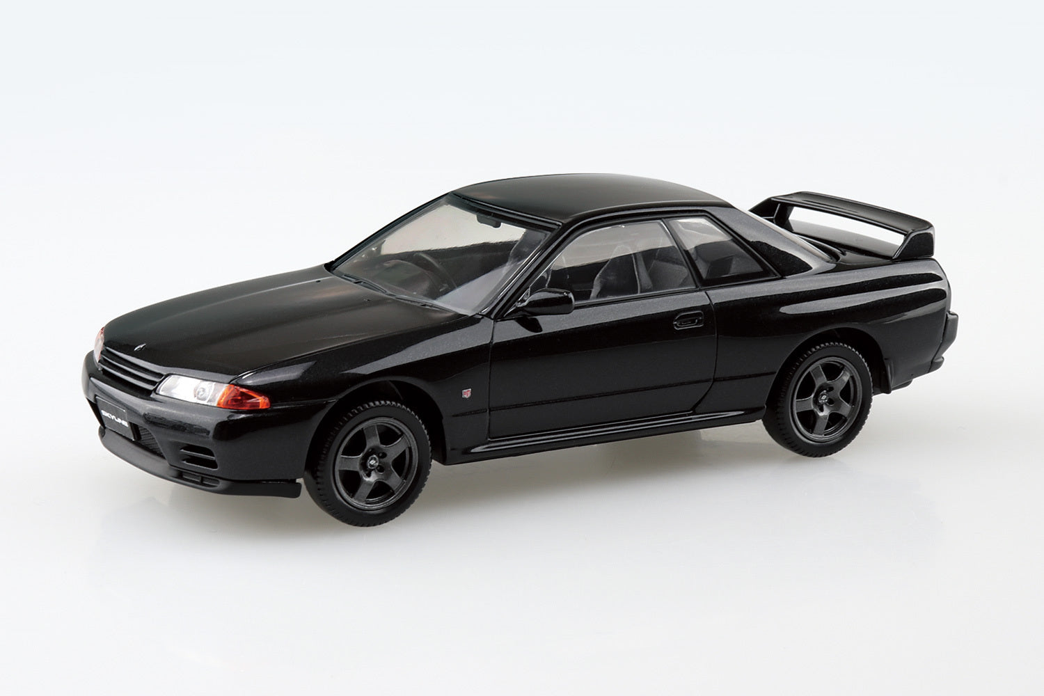 Aoshima 1/32 Nissan R32 Skyline Gt-R (Black Pearl Metallic)