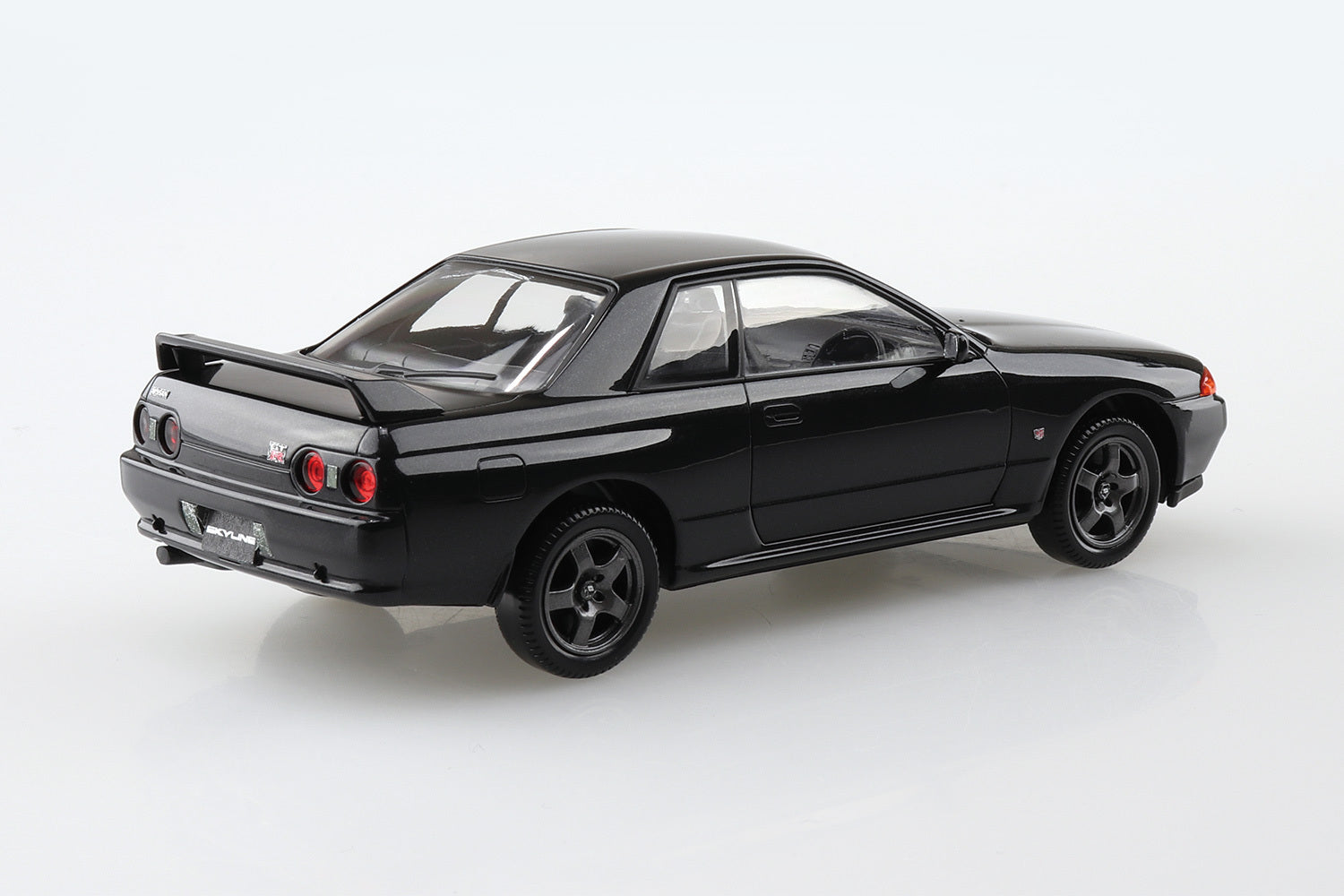 Aoshima 1/32 Nissan R32 Skyline Gt-R (Black Pearl Metallic)