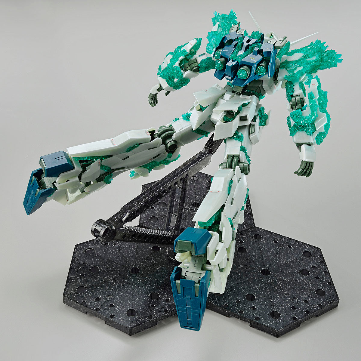 Gundam Base Limited MG 1/100 UNICORN GUNDAM LUMINOUS