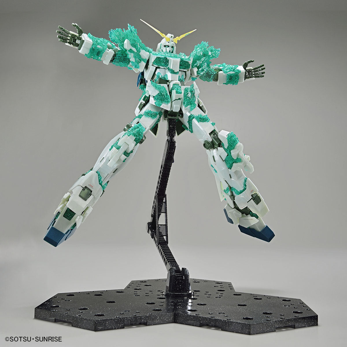 Gundam Base Limited MG 1/100 UNICORN GUNDAM LUMINOUS